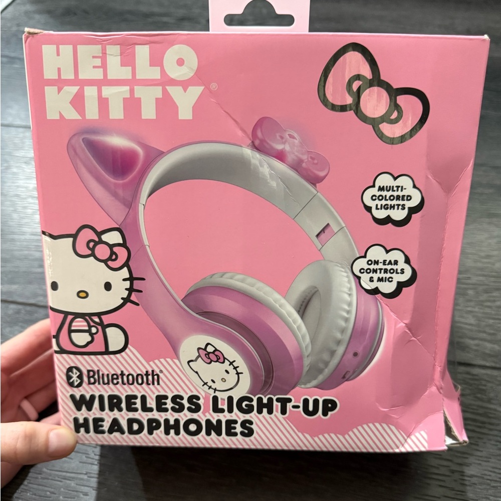 BRAND NEW - Hello Kitty Wireless Light Up Headphones